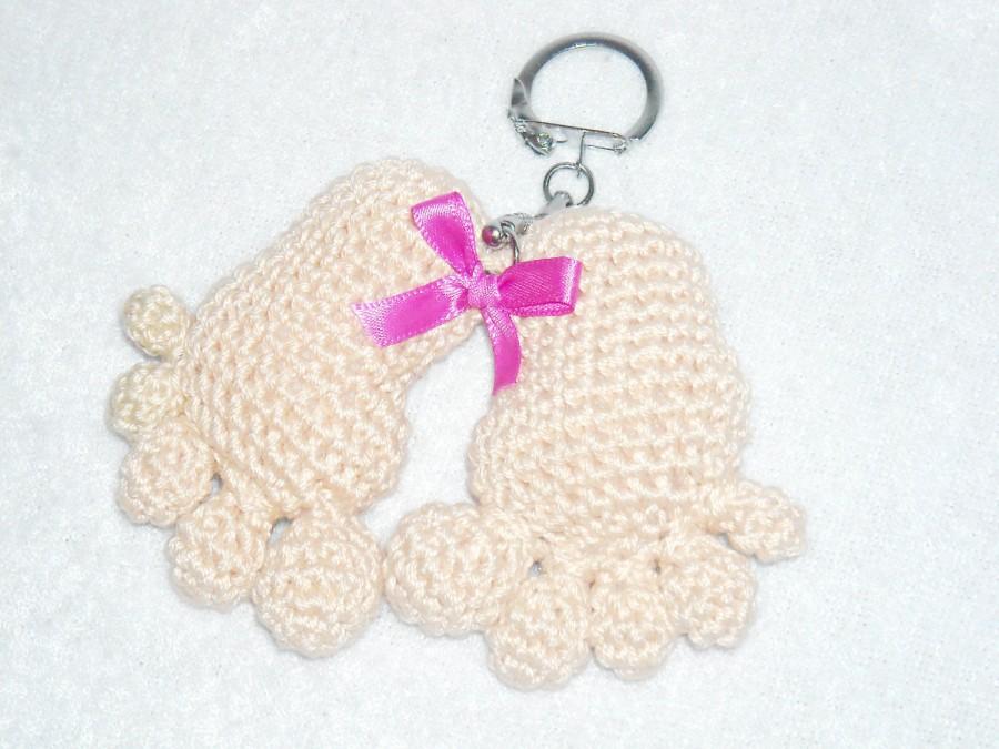 Свадьба - Crochet Baby feet keychain, Amigurumi baby feet charm, Kawaii Keychain baby feet, mom keychain, personalized keychain, initial keychain