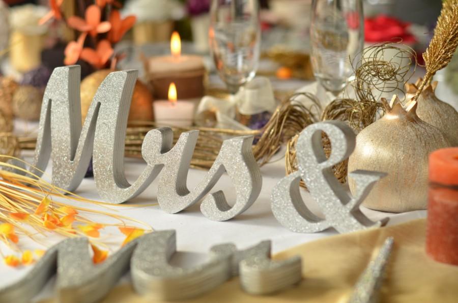 زفاف - GLITTER Mrs & Mr  sweetheart table decoration. Wedding sign set. Sweetheart table decor wooden signs.
