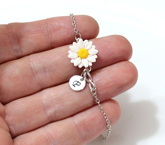 Mariage - Daisies Infinity Personalized Initial Disc Bracelet, Daisies Bridesmaid Jewelry, Daisies Jewelry, Bridal Flowers, Bridesmaid Bracelet