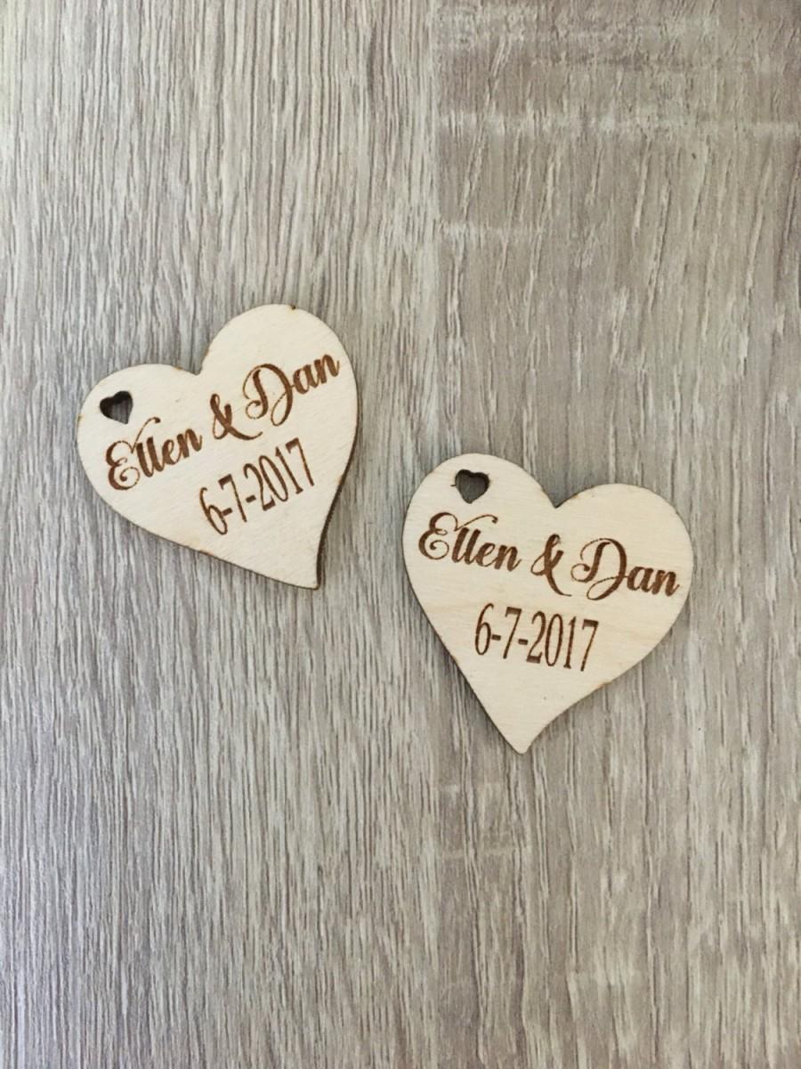 Hochzeit - 25 Custom wooden tags, wooden hearts, wood tags, heart tags, invitation tags, personalized favor tags, wedding favor tags