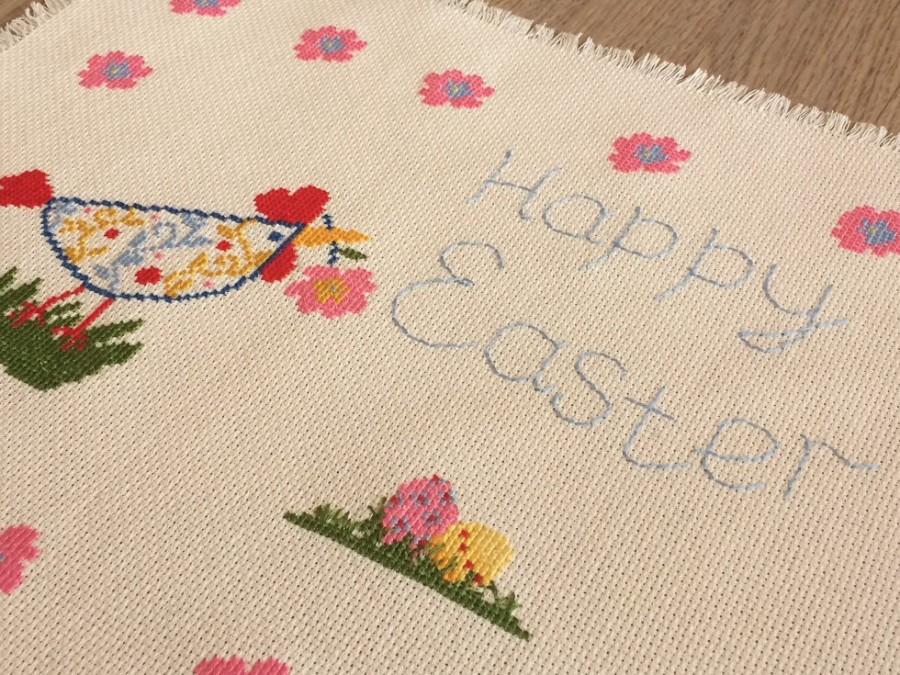 Mariage - Easter cross stitched Doily, Table decor, Easter Eggs and Chikens, Decoration of Basket, Decorative cloth, Kitchen decor, Easter Gift