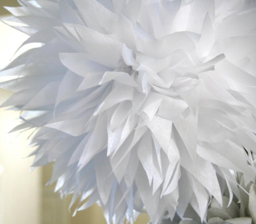 Mariage - White tissue paper pom .. nursery decoration / baptism / wedding decor