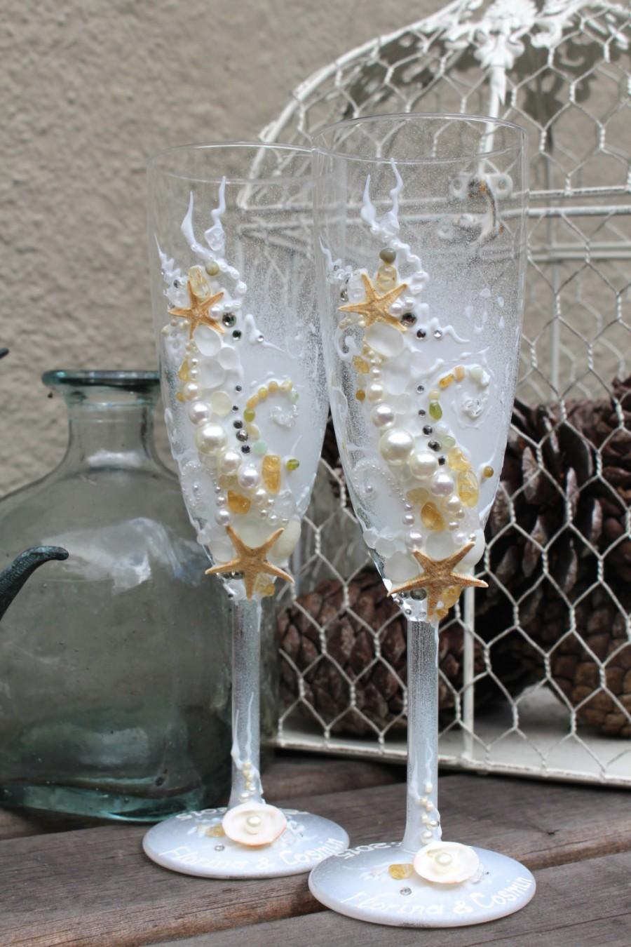 Свадьба - Beach Wedding champagne glasses, hand decorated unique Starfish toasting flutes in white, ivory and tan with rhinestones, wedding gift