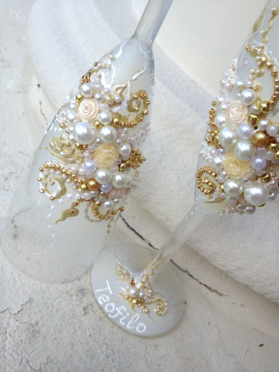 Mariage - Elegant wedding champagne glasses, hand decorated with roses and pearls, in ivory, white and gold