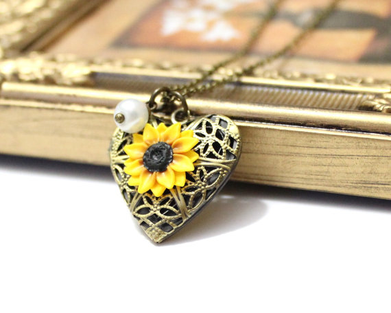 Wedding - Sunflower Heart locket necklace, Gold Sunflower, Locket Wedding Bride, Bridesmaid Necklace, Birthday Gift, Sunflower Photo Locket