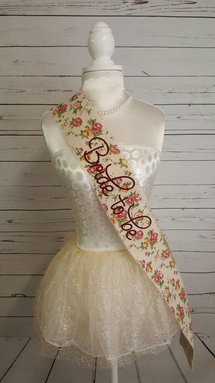 زفاف - Vintage Floral Bride to be sash with velvet textured lettering - Bachelorette Sash - Hen Party Sash - Hens night - Bridal Shower sash