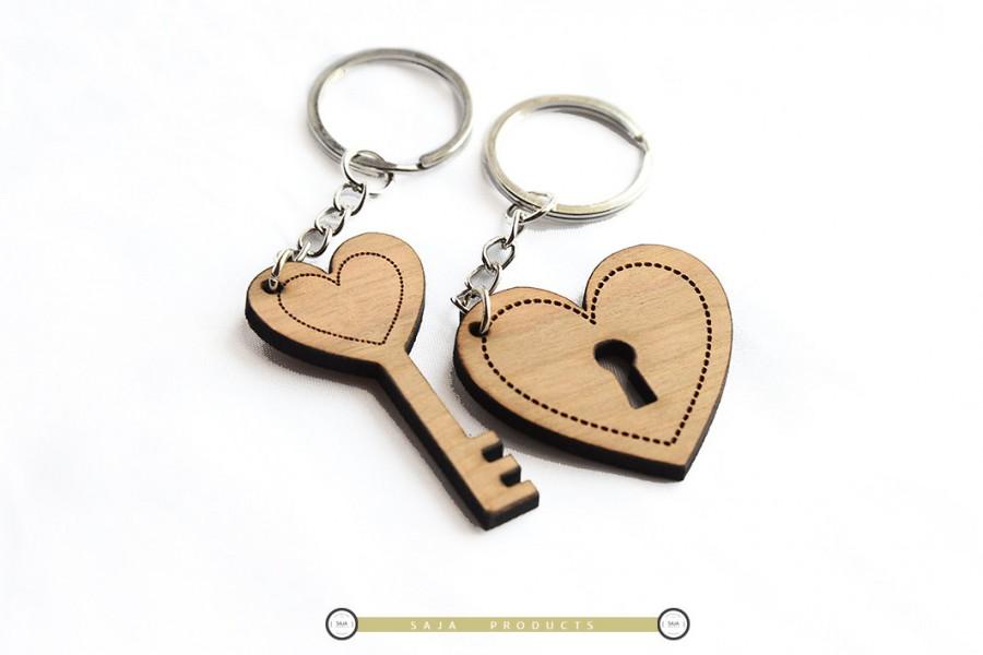 زفاف - Wooden Heart style Couple Keychain/ Lover Keychain/ Couple Key and Lock Keychain/  Heart Keychain for bride and Groom / Custom keychains