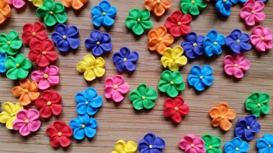 Hochzeit - Mini rainbow royal icing flowers -- Edible cake decorations cupcake toppers (24 pieces)