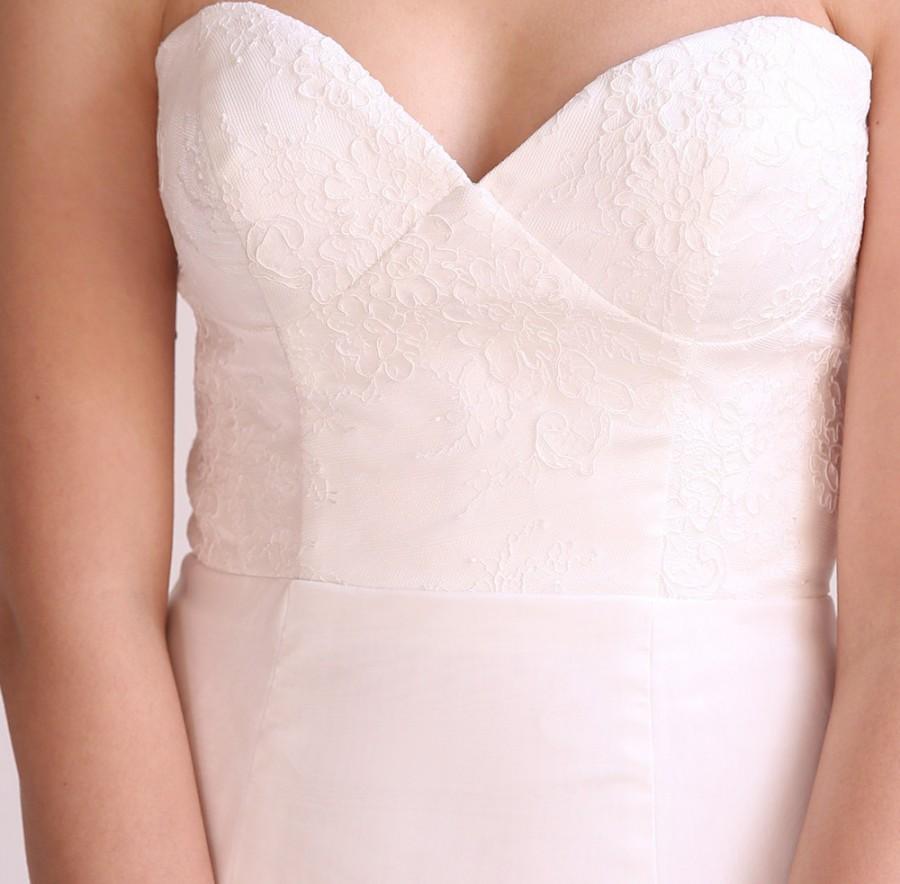 Mariage - Simple French Style Bohemian Sweetheart neckline  Lace Wedding Gown
