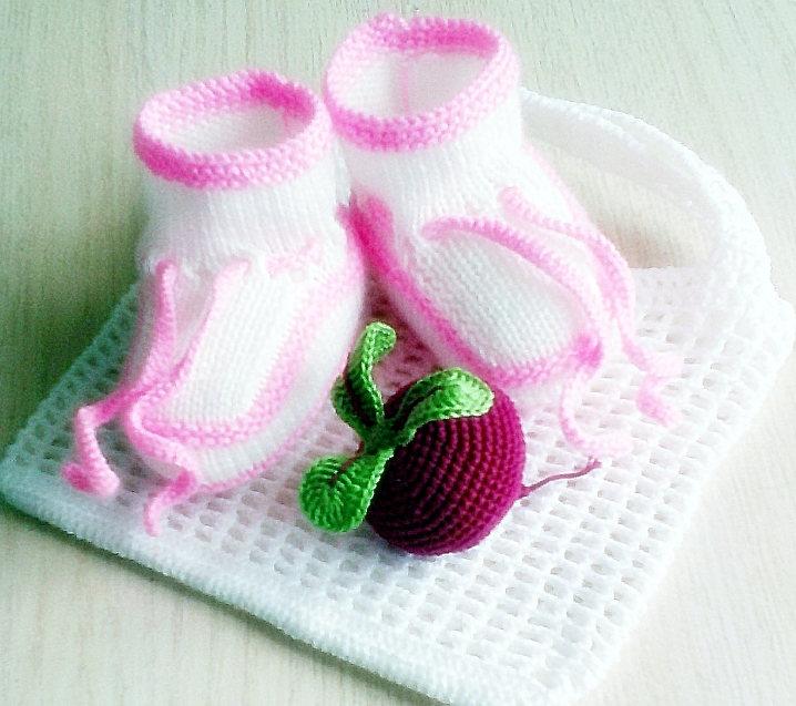 Свадьба - gift set, gift for Easter, Easter, a gift on the birth, a rattle, knitting,Baby Booties,,gift idea,Baby Pink Shoes, Baby Shoes,New born baby