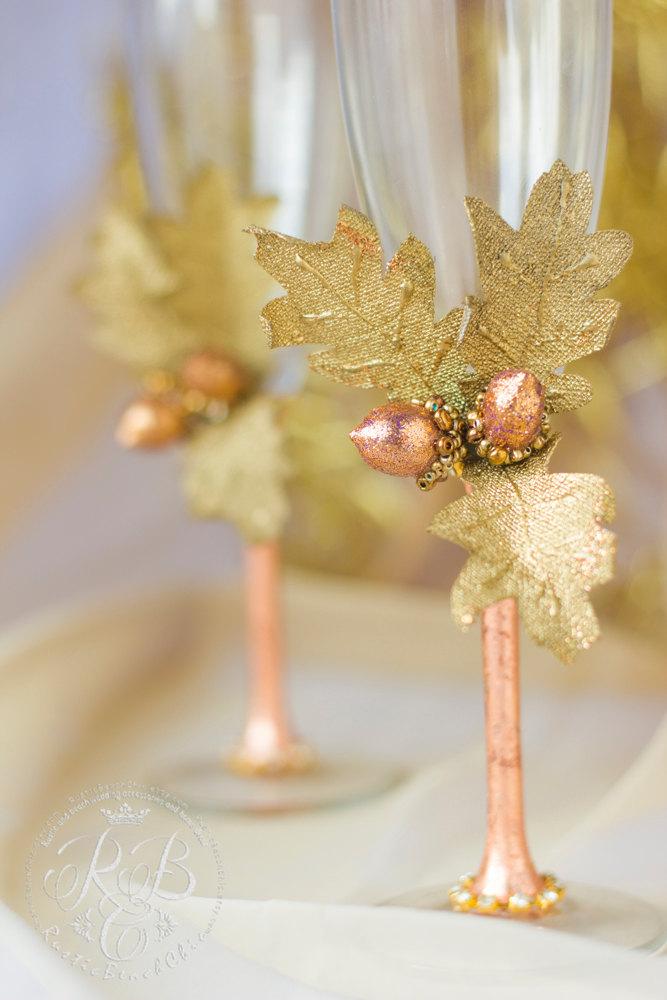 Hochzeit - Autumn wedding, toasting glasses, acorn, oak, leaf, fall, bride and groom, rustic champagne flutes, barn wedding, cottage chic, gift, 2pcs