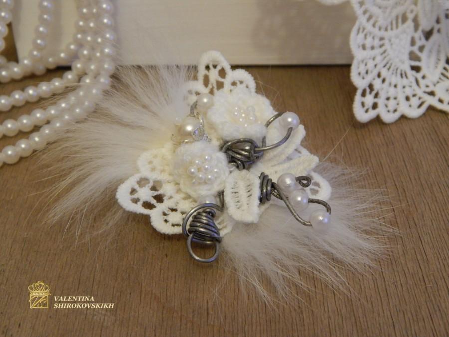 Mariage - Crochet Flower Brooch With Glass Pearls. Wedding Brooch.