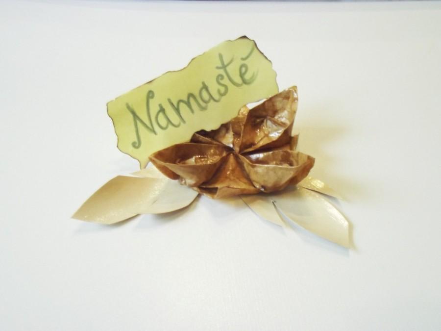 Hochzeit - Lotus flower Namaste origami placeholder