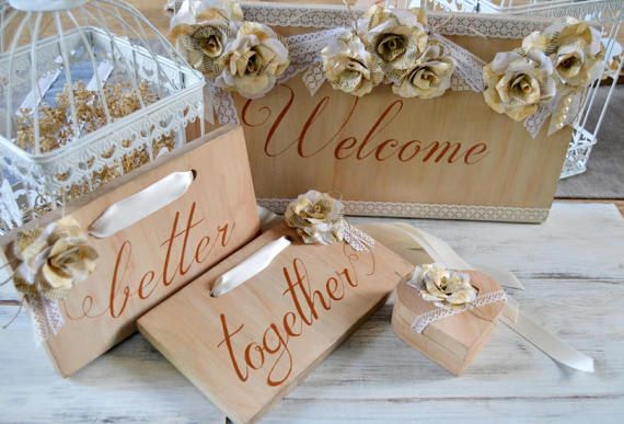 زفاف - Set carteles madera decoración integral boda Serie Gatsby flores papel libro encaje. Cartel welcome, better together y caja anillos corazón
