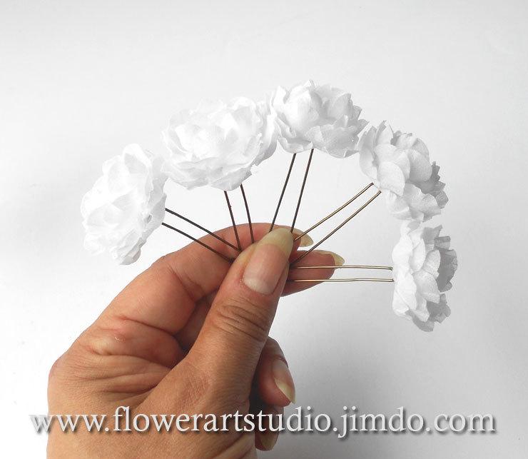 زفاف - White small fabric flowers, White flower hair pins, White Wedding ,Five small hair flowers, Bridal flower hair pins, White hair accessories.