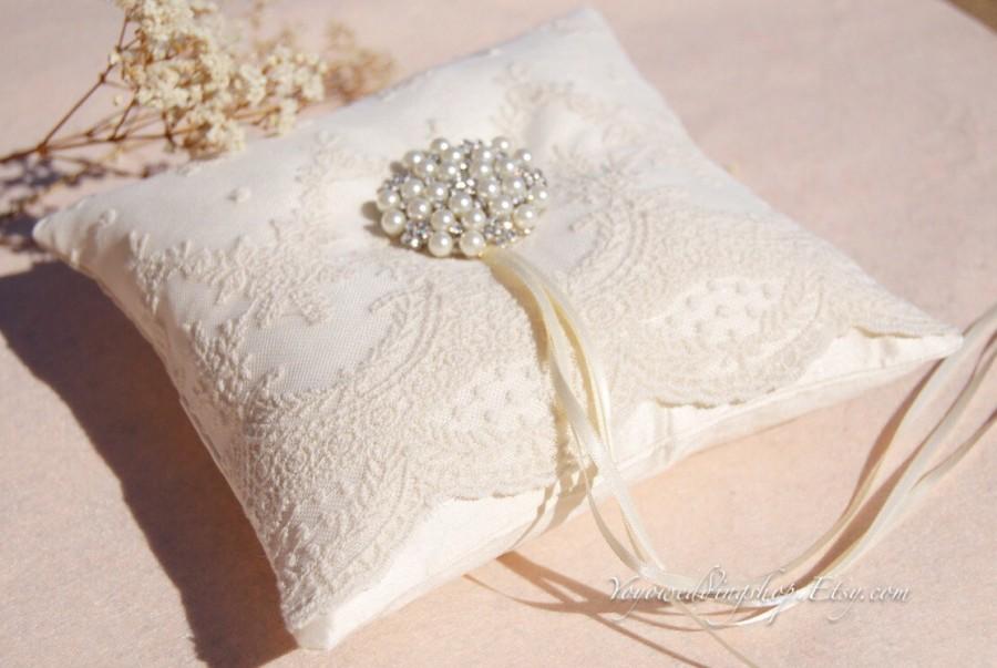 Свадьба - Wedding ring pillow. Silk ring pillow,lace ring bearer pillow,wedding gift ,wedding Accessories.Ivory  wedding ring pillow