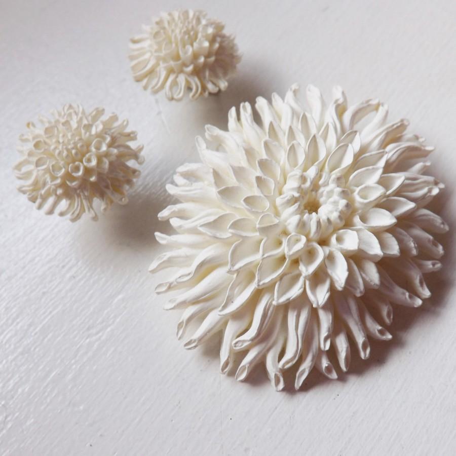 زفاف - 1950s Featherweight Bubbleite Featherlite floral chysanthemums celluloid white wedding cake pin brooch and clip earrings set