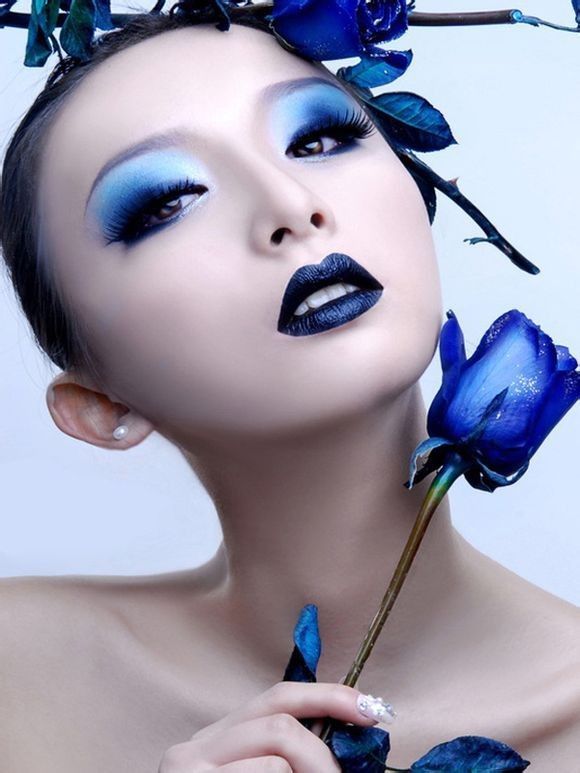 Свадьба - Try Glowing Eye Makeup Ideas With Blue Shadows