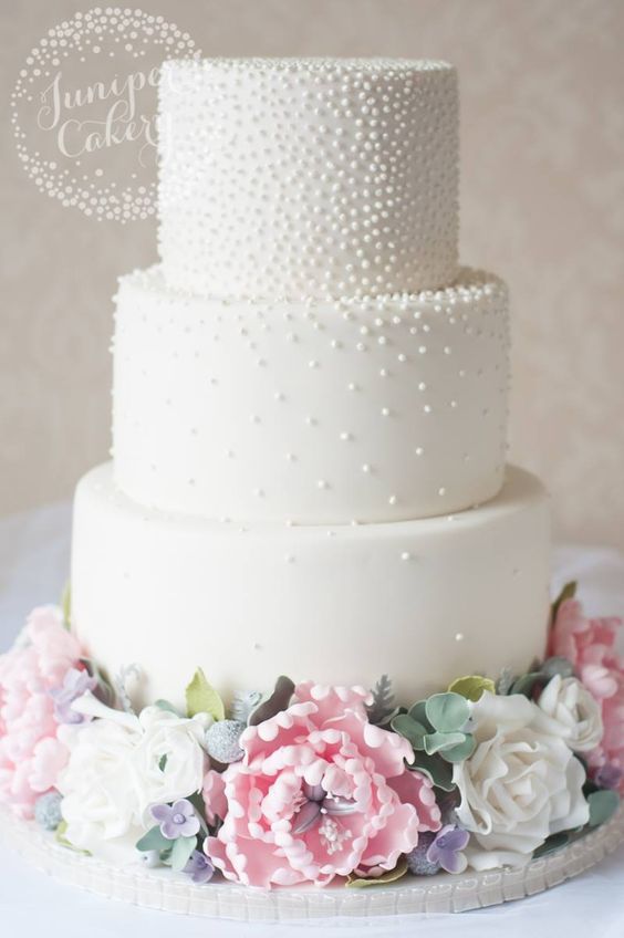 Mariage - Three Tier Pearl Studded White Wedding Cake