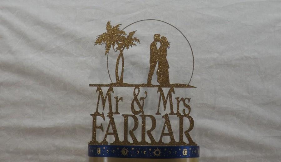زفاف - Sunset Beach Wedding Cake Topper Personalized with your Surname, Mr Mrs with Palms and a Wedding Couple