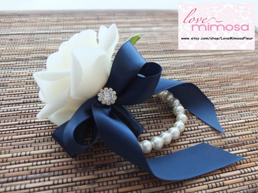 زفاف - Wrist Corsage, White rose with navy ribbon on pearl bracelet