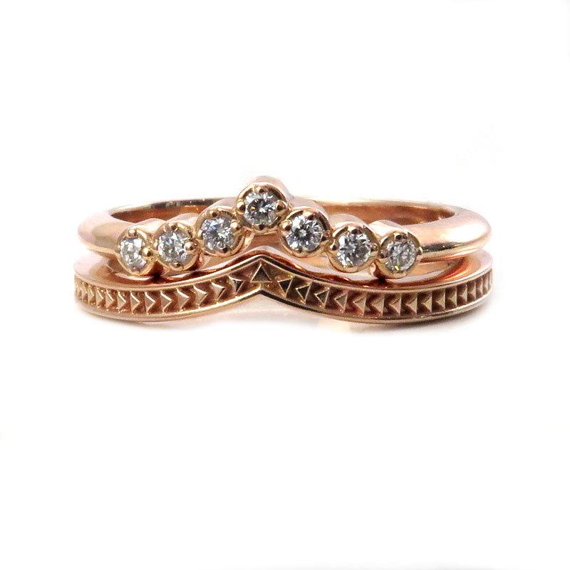 Свадьба - Minimalist Diamond Arrow Rose Gold Engagement Wedding Band Set - Modern Chevron Rings