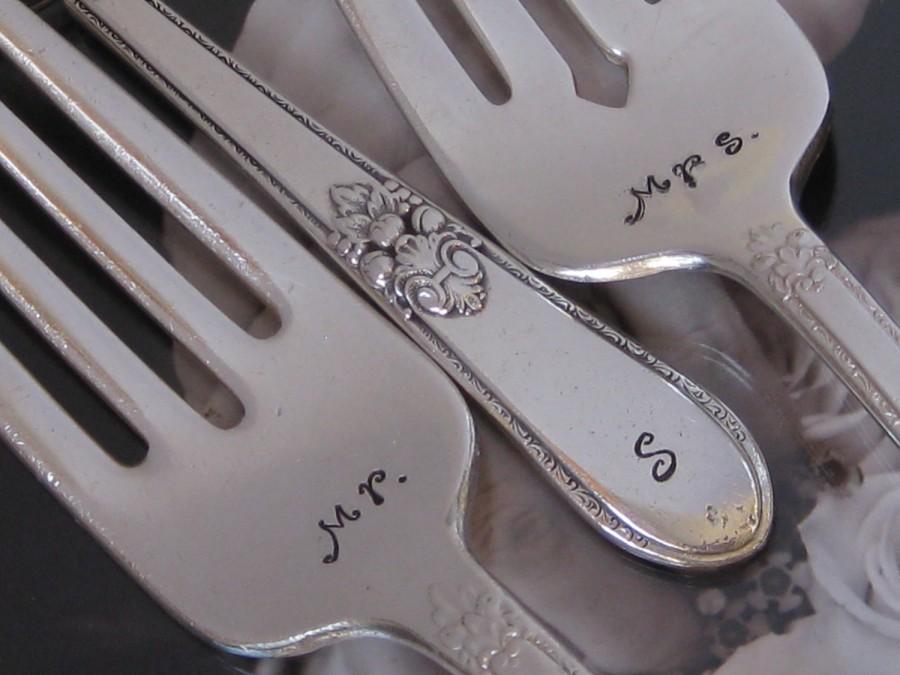 Mariage - Vintage Upcycled Mr & Mrs Wedding/Anniversary Silverplate Handstamped Cake Fork Set With KEYCHAIN-Adoration Pattern
