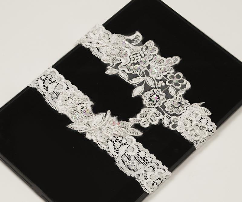 Mariage - White Wedding Garter Set, Customizable Handmade, Bridal Garter, Lace Garter, Keepsake and Toss Garter Flower with Garter-GT032