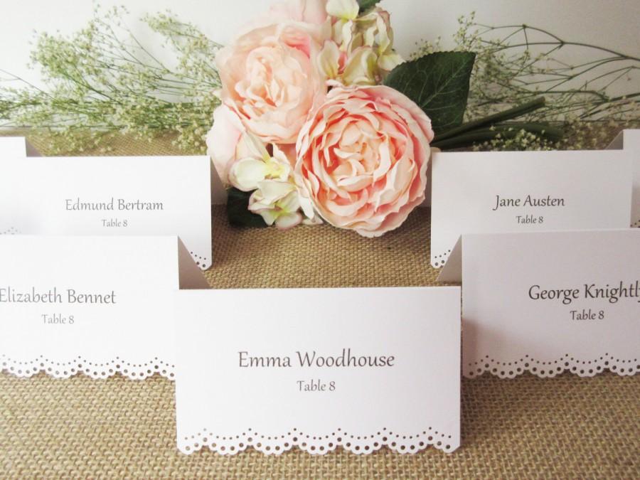 Mariage - Custom Printed - Eyelet Scallop Edge / Tented Place Cards - Wedding Escort Cards - Wedding - Reception - Rehearsal Dinner/ Placecards