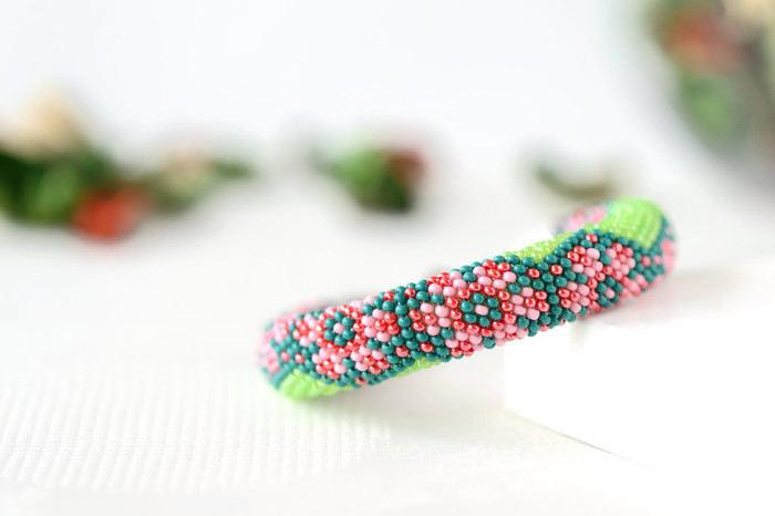 زفاف - Beaded bracelet with floral print - Bead crochet bracelet, Flowers, Floral print, Green Red Pink, Beaded rope, Handmade, Beadwork, Gift