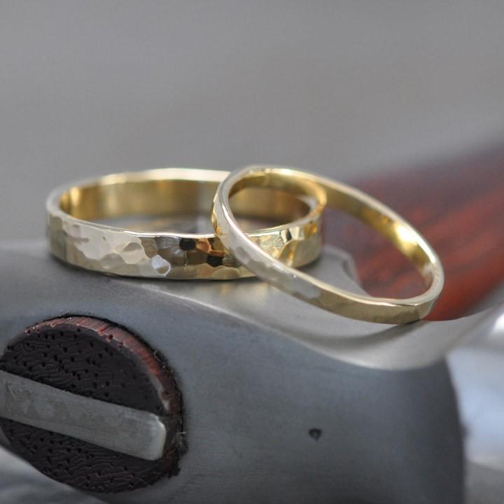 Hochzeit - 18K Yellow Gold Band Set, Simple Wedding Rings, Hammered Texture, 2mm and 4mm, customizable, Sea Babe Jewelry