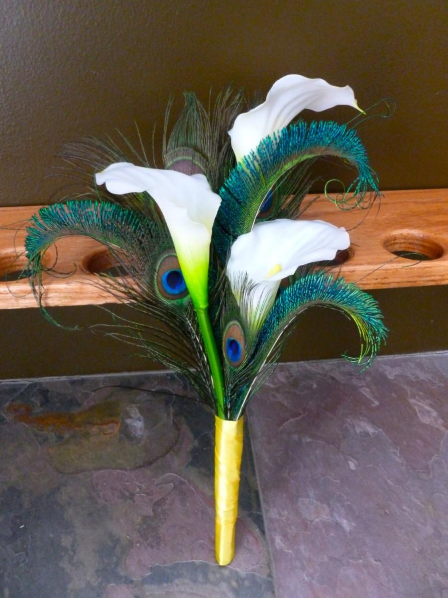 Mariage - Simple calla lily bridesmaid bouquet with peacock feathers