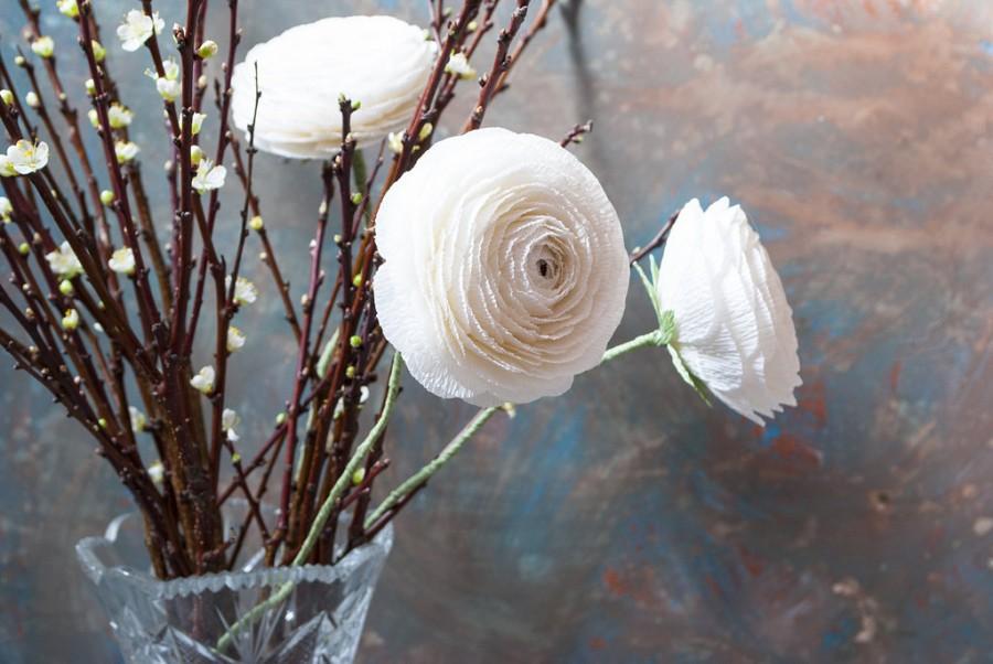 Hochzeit - White full ranunculus, bridal bouquet, bridesmaids bouquet, wedding bouquet, paper flower bouquet, wedding paper flowers, paper ranunculuses