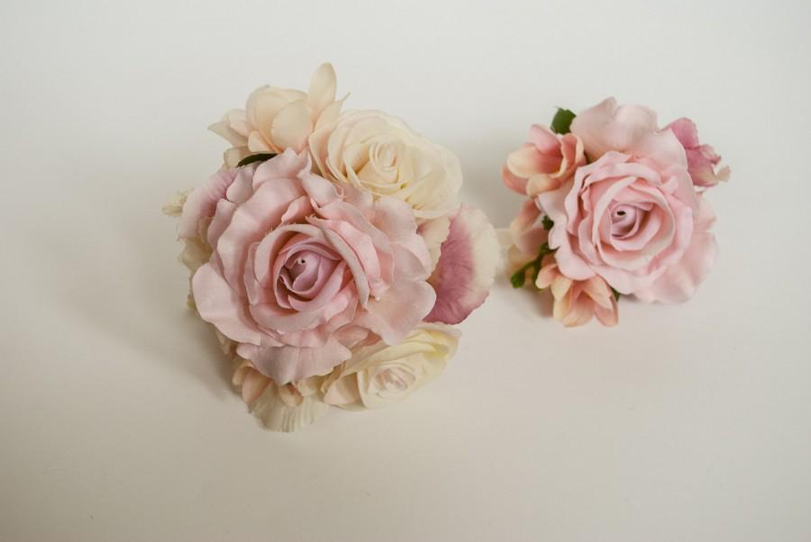 Mariage - Pale pink and ivory silk wedding cake flowers. Made with artificial roses, hydrangea, freesia and greenery.