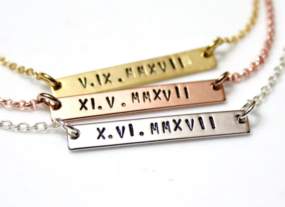Mariage - Roman Numeral Necklace, Numeral Bar, Wedding Date Necklace, Bridesmaid Gift, Birthday Gift, Rose Gold Silver Gold Necklace