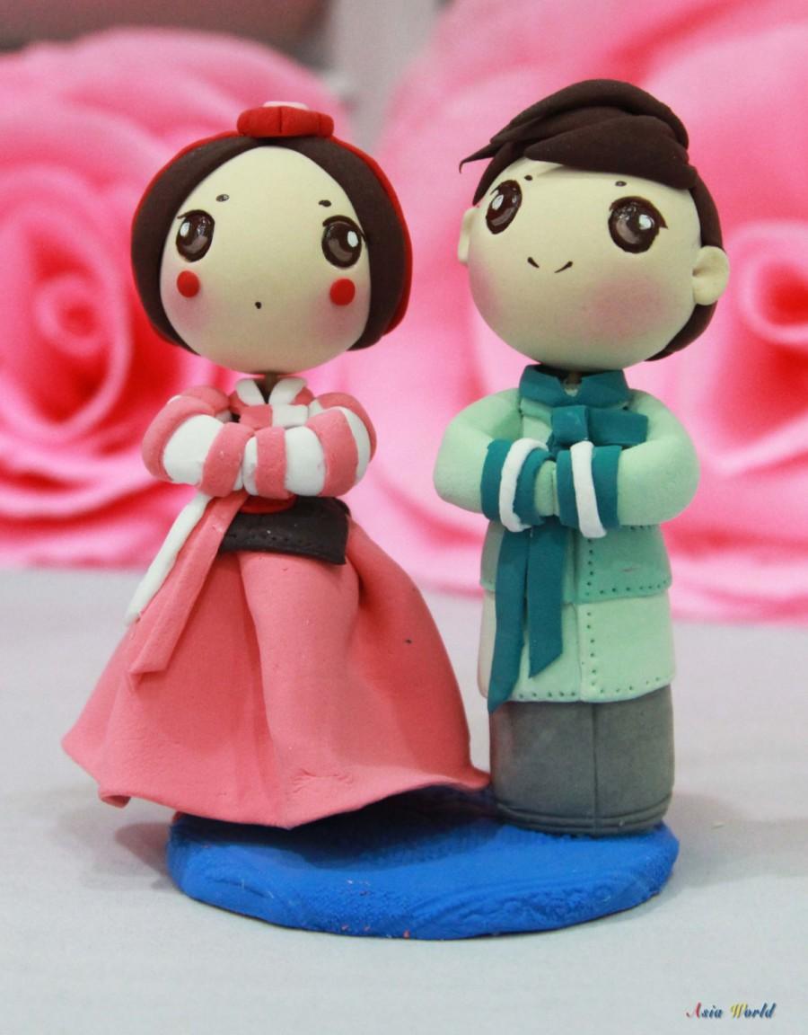 Hochzeit - Wedding cake topper Hanbok Korean traditional wedding clay doll, engagement clay figurine decoration, ring holder clay figurine, clay couple