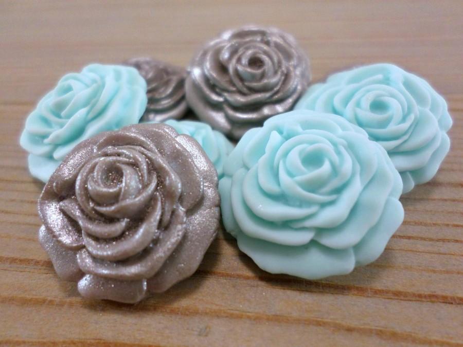 Hochzeit - 36 Sugar Flowers Gumpaste, Fondant Edible Cake Topper, Cupcake Topper, Winter Wonderland, Wedding Candy, Silver Baby Bridal Shower Blue