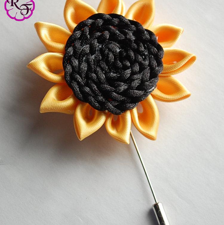 Свадьба - Lapel pin , lapel flower . sunflower pin , Bridal accessory . buttonhole , sunflower Boutonniere , prom lapel flower , best man lapel pin