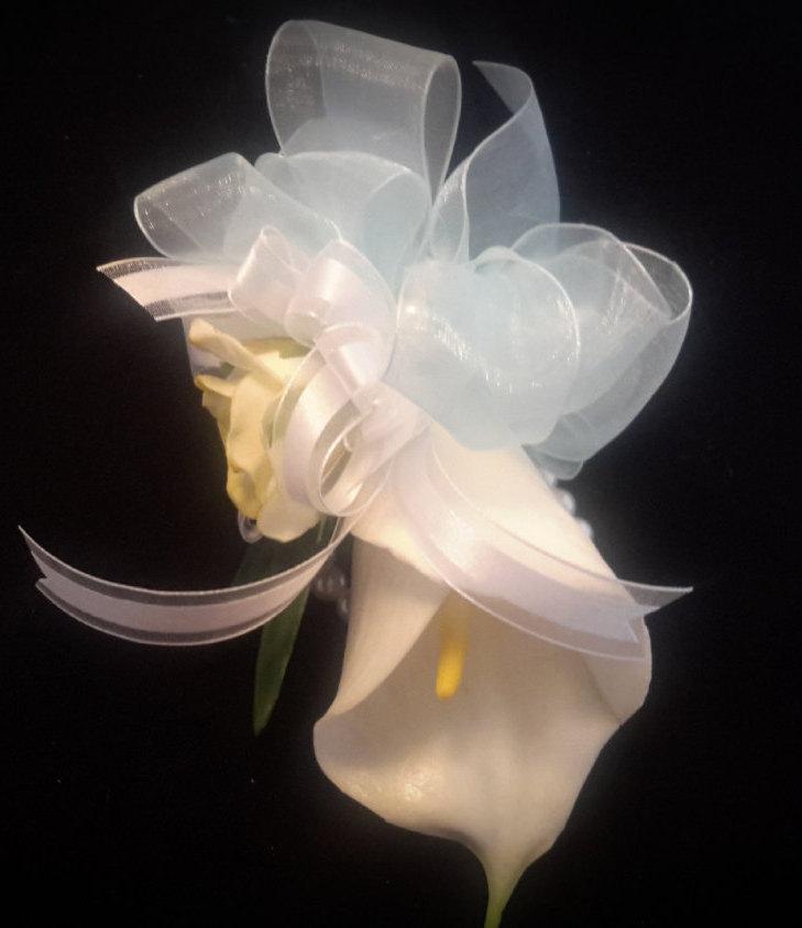 Hochzeit - White Calla Lily Corsage, White Corsagae, Single Flower Corsage, Blue Corsagaae, Pearlbracelet Corsage, Real Touch Corsage, Mother Corsage