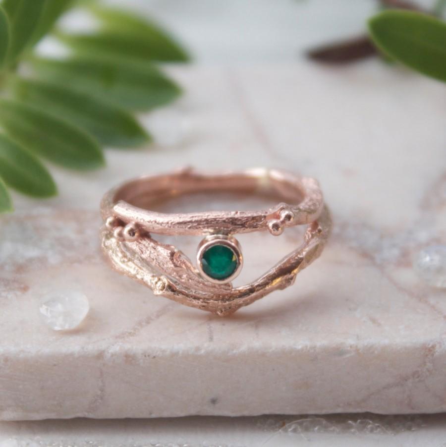 Mariage - Rose Gold and Emerald Twig Engagement Ring Set, Woodland Wedding, Rustic Wedding, May Birthstone, Unique Engagement Ring