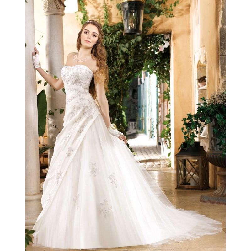 Hochzeit - Elegant A-line Strapless Beading Lace Sweep/Brush Train Tulle Wedding Dresses - Dressesular.com