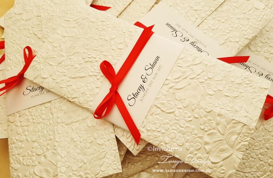 Hochzeit - Red and white wedding invitation. 25x rose invites FLORAL WEDDING invitation. Spring wedding invitations. white and red wedding invitation
