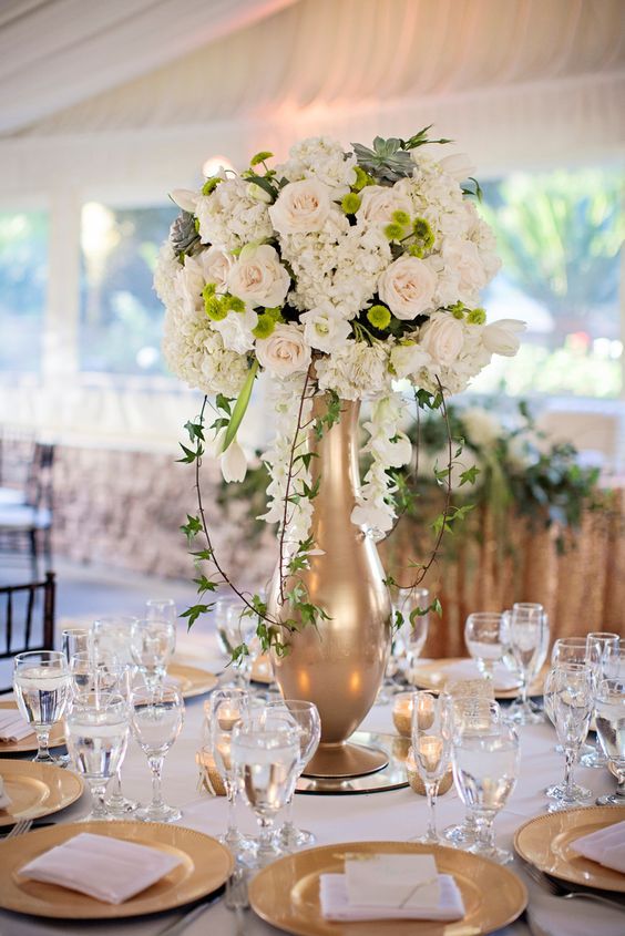 زفاف - Gold Vase White Floral Wedding Reception Centerpiece