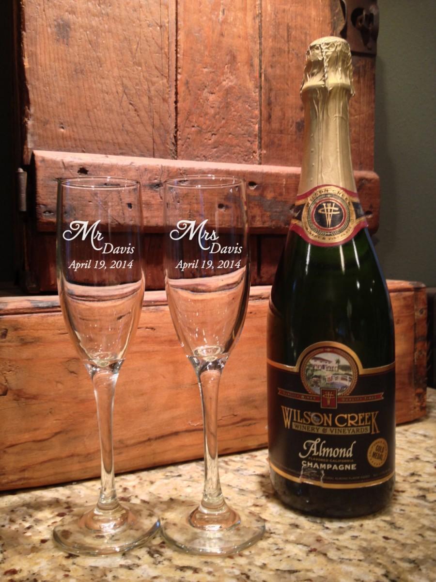Mariage - Champagne flutes, Personalized champagne flute, Toasting glasses, wedding toasting glasses, Mr and Mrs, wedding, By To VitalBridalKeepsakes