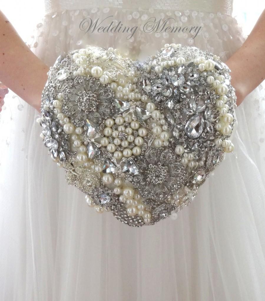 Mariage - Heart shaped  pearl silver brooch bouquet. Alternative heart wedding bouquet