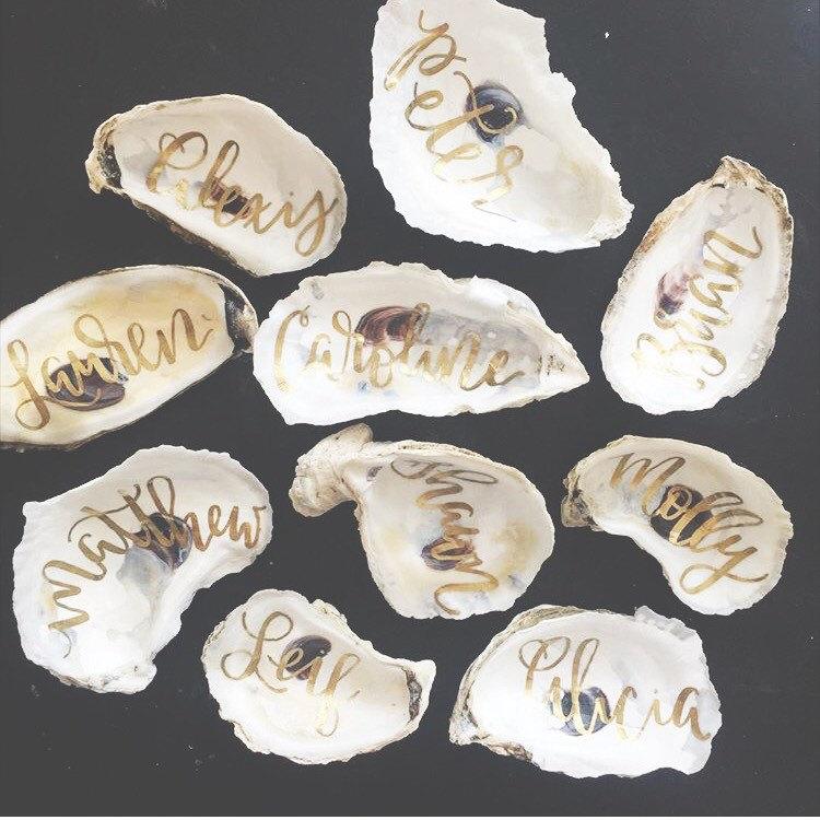 Свадьба - Oyster Shell Place Cards, 25 natural 3-6 inch Oyster Shells for use as Escort Card, Place Card, Wedding Favor, Beach Wedding