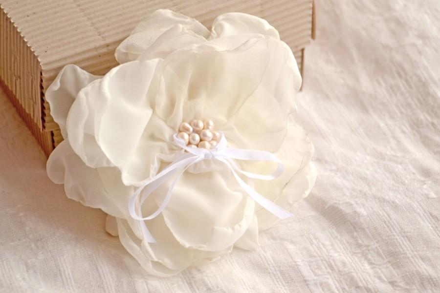 Свадьба - Floral ring bearer's pillow- Floral ring holder- Milky white ring bearer pillow- Wedding ring pillow- Ivory pillow for rings