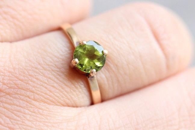 Hochzeit - 18K Gold Peridot ring - Birthday gift - Engagement ring - Promise ring - Artisan ring - Prong set ring - Gift for her
