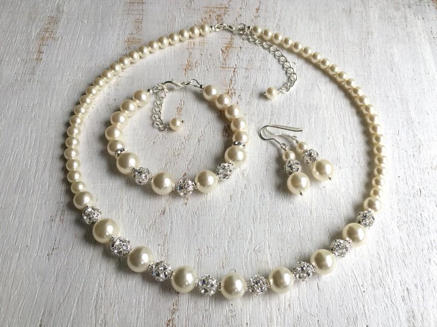 Mariage - Mother-of-the-Bride Jewelry Set Mother-of the-Groom gift from Bride Mother-in-Law Necklace Mom Wedding gift Swarovski Pearl Jewelry Set