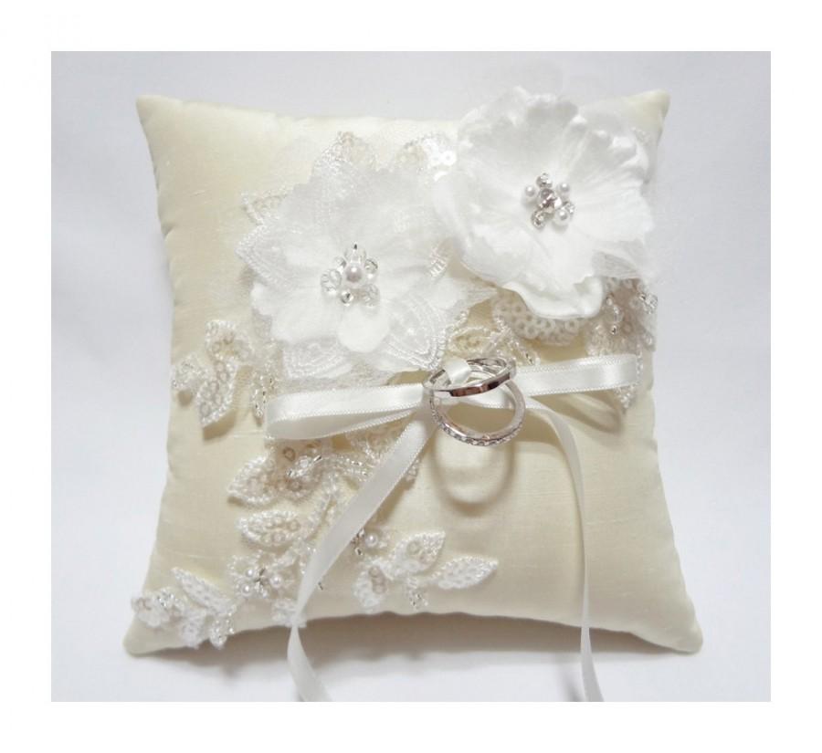 زفاف - Wedding ring pillow - Ring bearer pillow, ivory ring pillow, off white satin organza blossom on ivory silk dupioni pillow